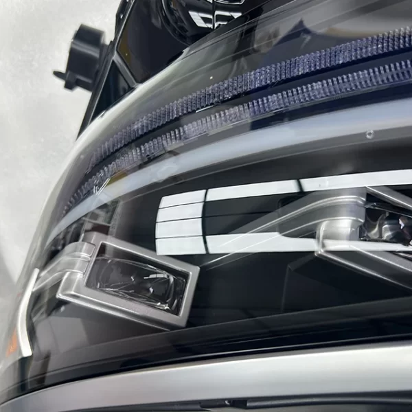 Applicable to 21-122 Siennaa Headlamp Assembly ES Three Eye Streamer Turn signal LED Lens Headlamp Assembly - Image 4